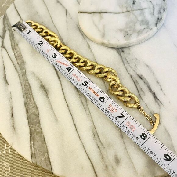 Vintage Chunky Chain Jewelry Set - Gold Toned Metal - Necklace & Bracelet - Picture 3 of 8